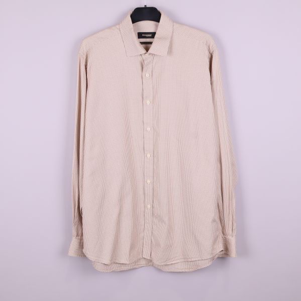 Beige skjorta med hundtandsmönster framifrån