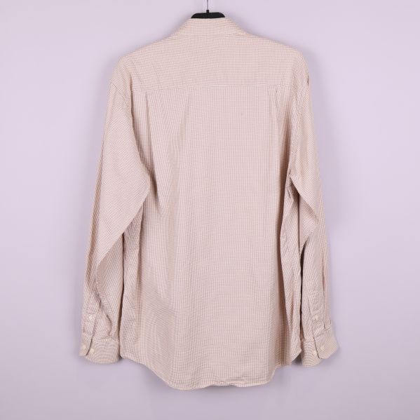 Baksidan av beige skjorta med långt ärm