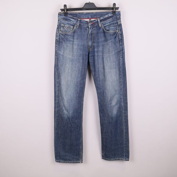 Framsida av blå jeans