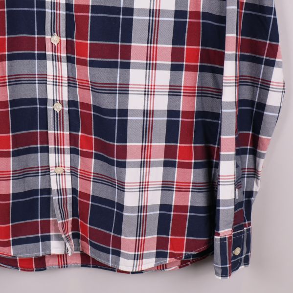 Närbild på skjortans nederkant och knappar