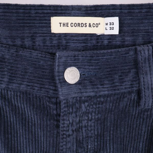 Närbild på midja och etikett på The Cords & Co byxor