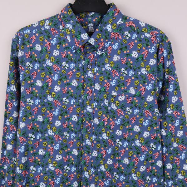 Närbild på skjortkrage och blommigt mönster