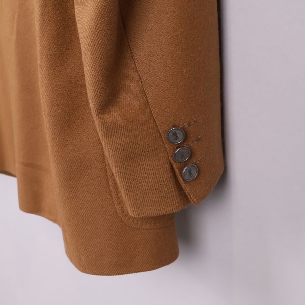 Närbild på ärmslut med tre knappar på kavaj