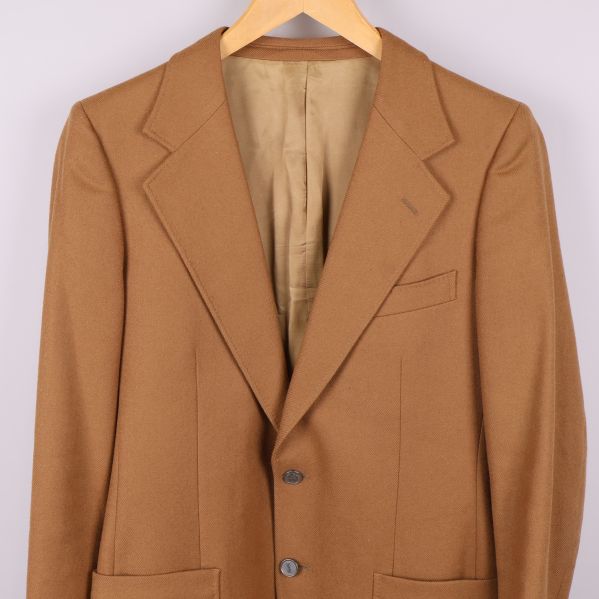 Kavaj framifrån med knappstängning och slag