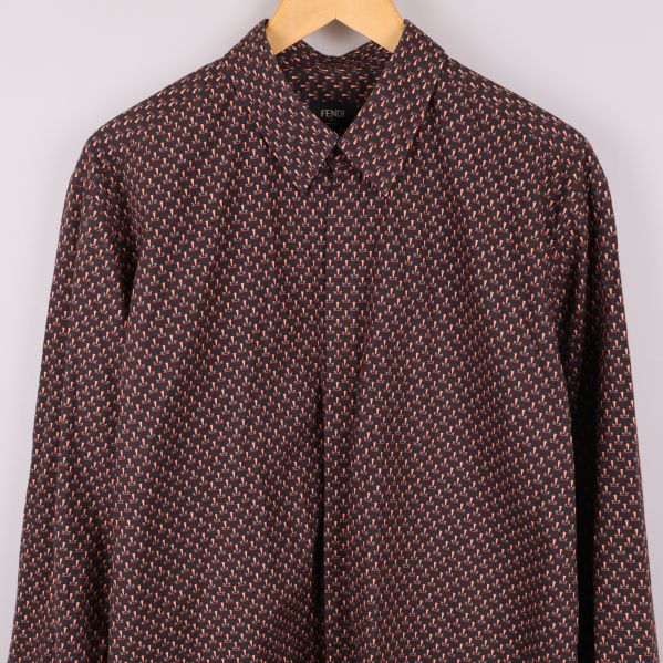 Övre delen av skjortan med klassisk krage och mönster