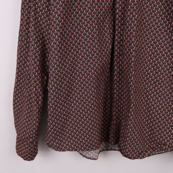 Nederdel av skjortan med tydligt mönstrad kant