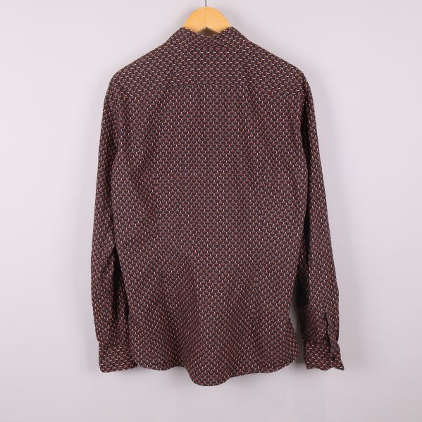 Baksida av mönstrad skjorta 