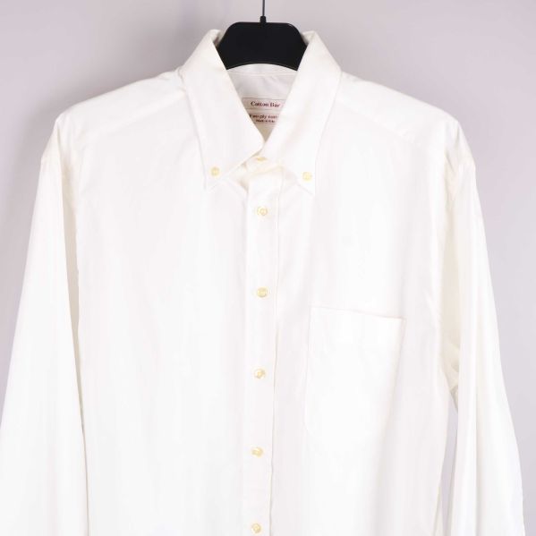 Framdetaljer av skjortan