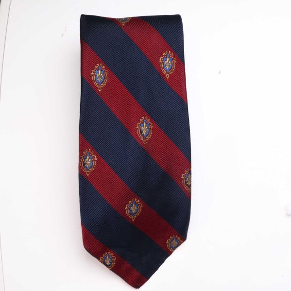 Detaljer av rödblå slips