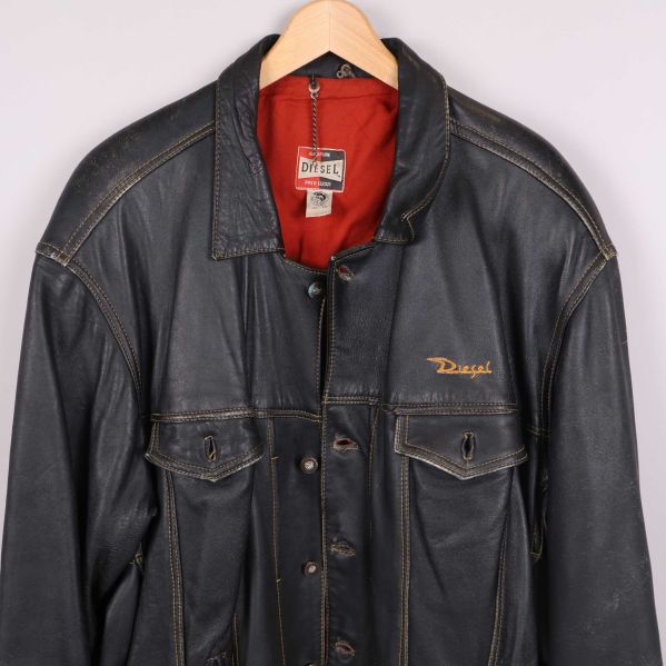 Broderad logga och fickor