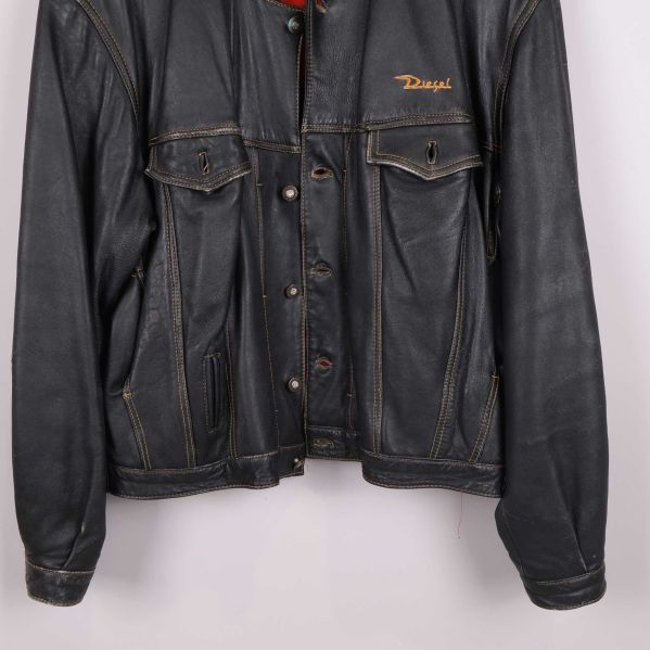 Detaljer och sömnad i nederkant