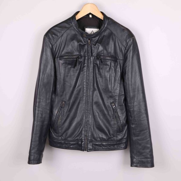 Framsidan med fickor och dragkedja