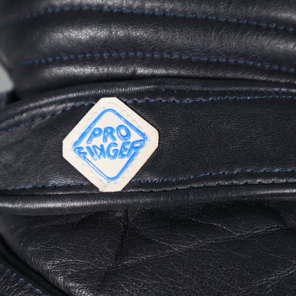 Närbild av blå PRO FINGER-logga på vantar
