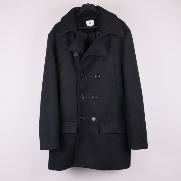 Svart dubbelknäppt kappa framifrån