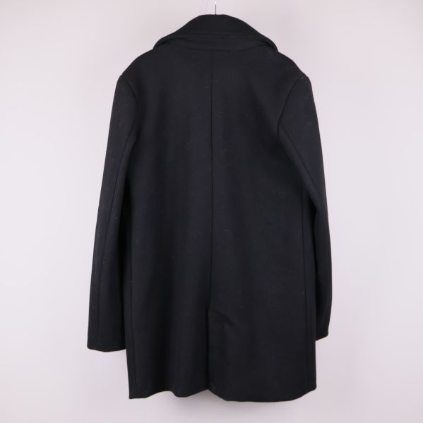 Svart kappa sedd bakifrån i helbild