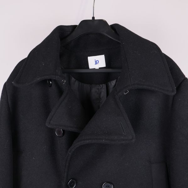 Detalj på krage och övre del av svart kappa