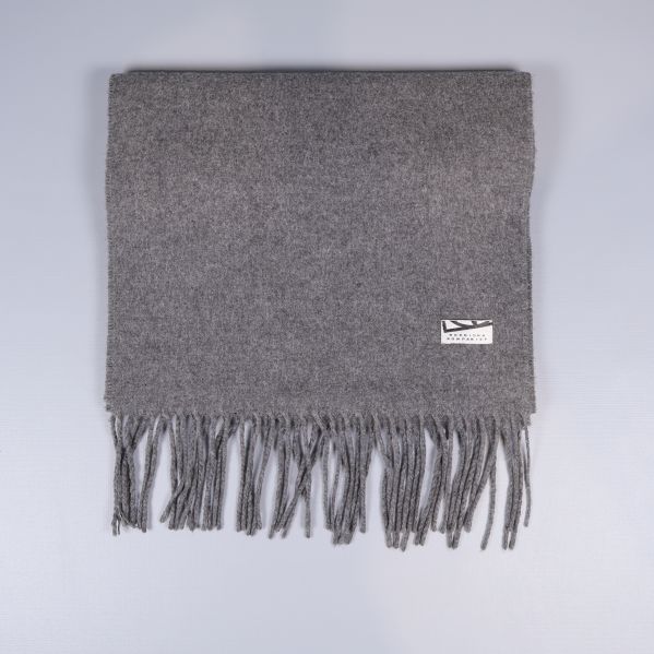 Vikbar grå halsduk med fransar och etikett synliga
