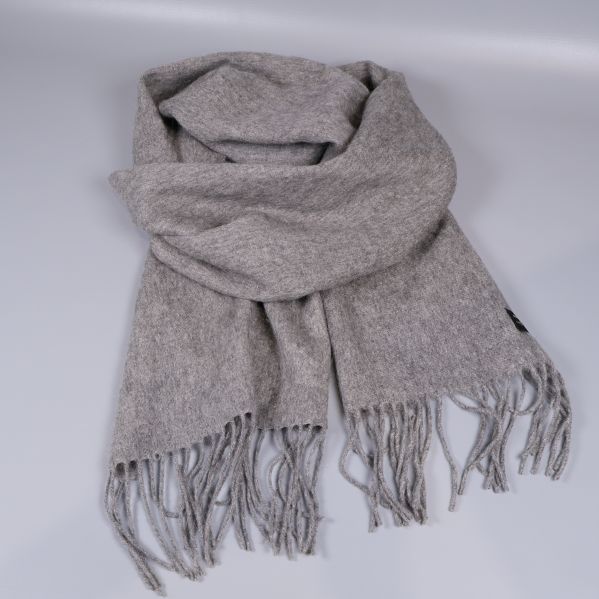 Grå halsduk svept i lös formation med fransar