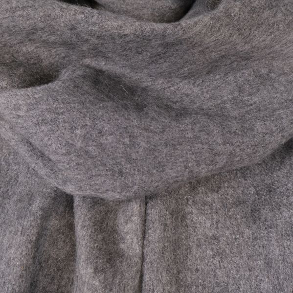 Närbild på mjuk grå textur i halsduken