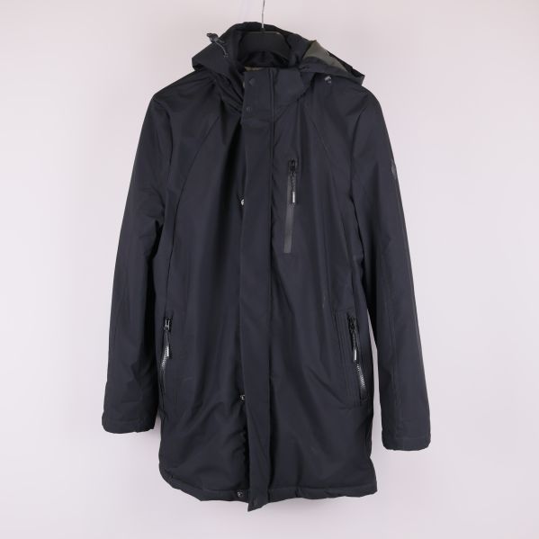 Svart parkas med huva fotad framifrån