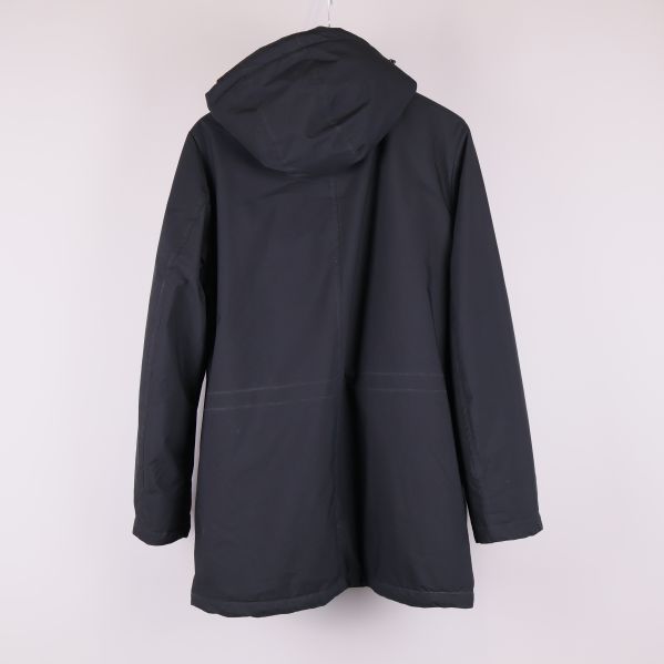 Svart parkas med huva fotad bakifrån