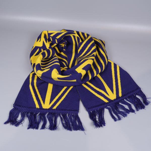 Halsduk med fransar i blått och gult format i en ring