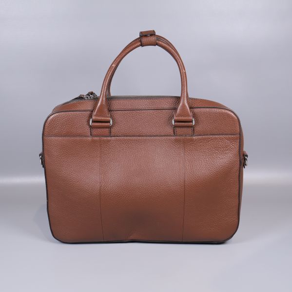 Baksidan av slät brun datorväska