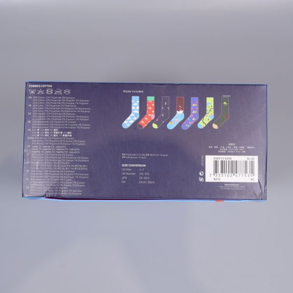 Baksida av förpackning visar illustration av sju olika strumpor