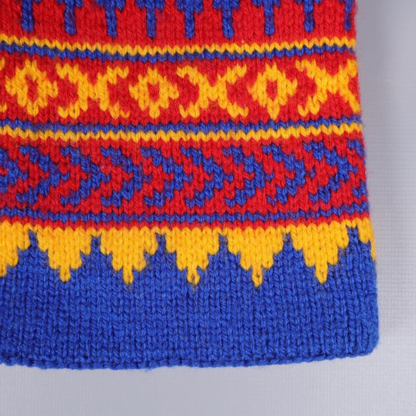 Närbild på geometriskt mönster längs mössans kant