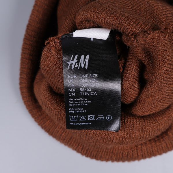 H&M-märkning med One Size på insidan av mössan