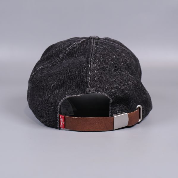 Baksidan av svart denimkeps med brunt justerband