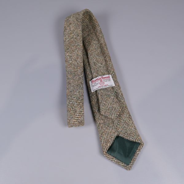 Baksidan av slips med grön detalj och etikett