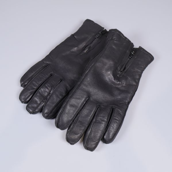 Två svarta skinnhandskar liggande sida vid sida