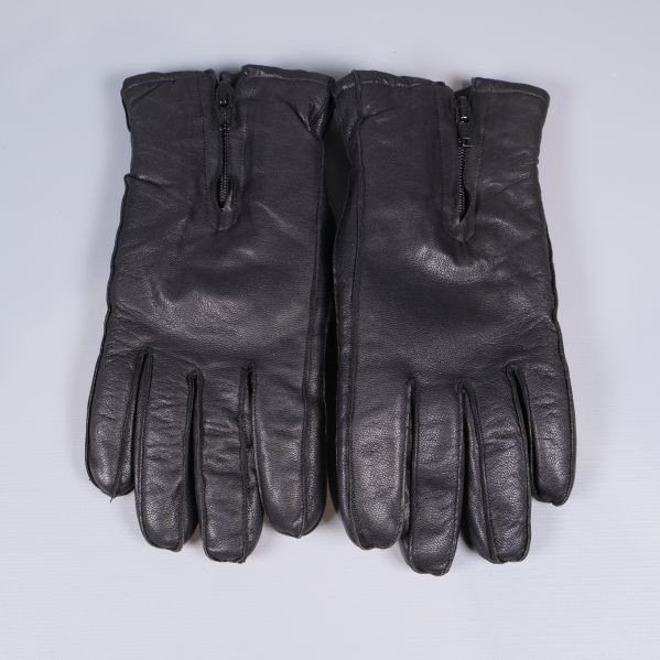 Svarta läderhandskar fotograferade ovanifrån