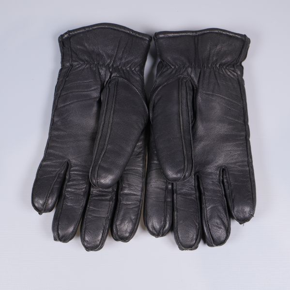 Baksidan av svarta skinnhandskar med sömnadsdetaljer