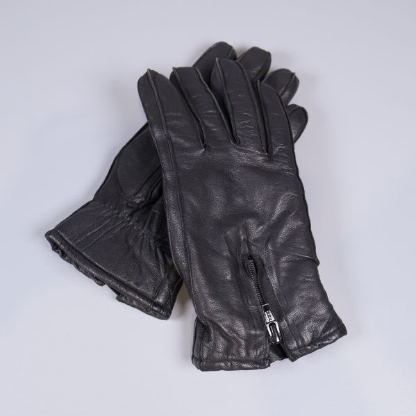 Svarta läderhandskar med dragkedja lagda omlott