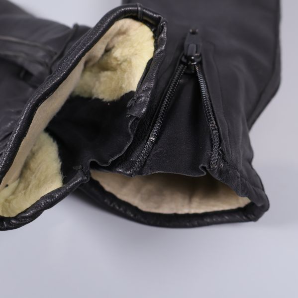 Insidan av handskarna med ljust foder och dragkedja öppen