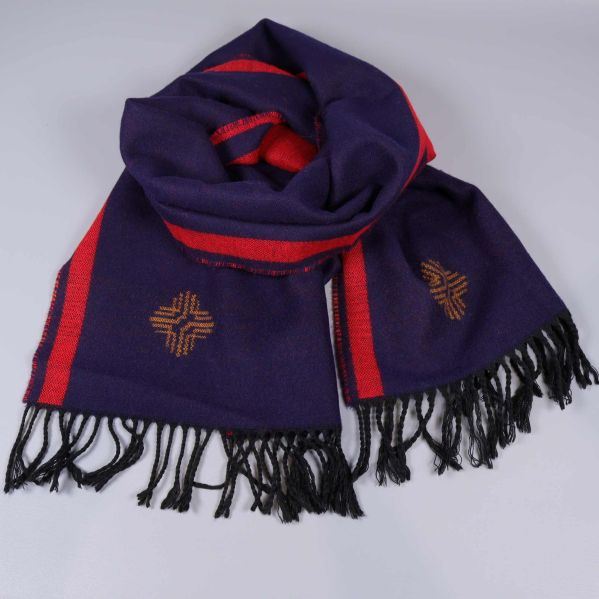 Sammanknuten halsduk med röda ränder och dekor