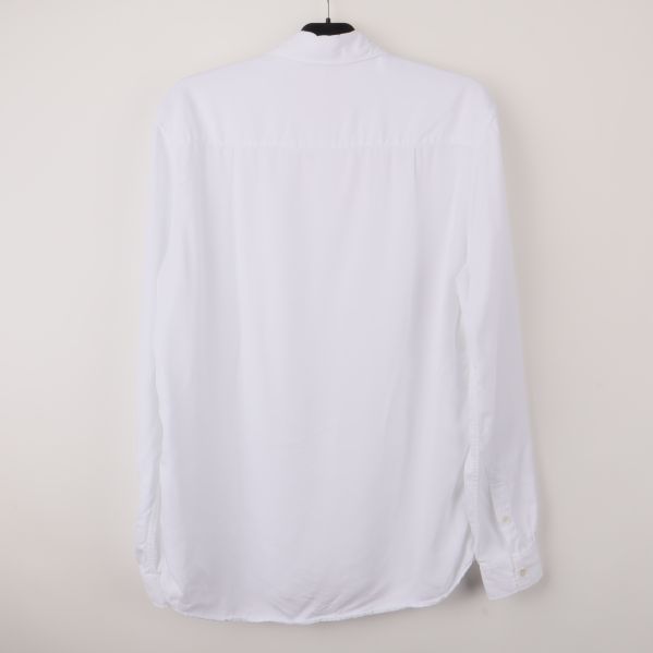 Baksidan av vit långärmad skjorta