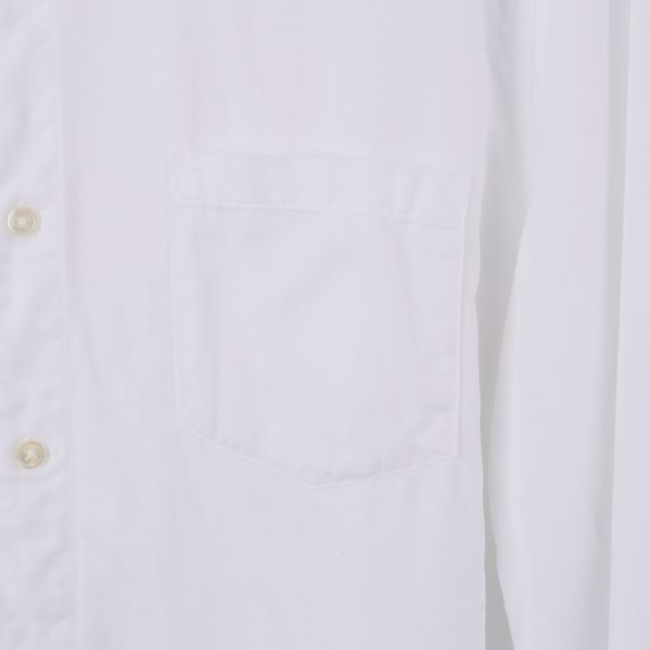 Bröstficka på vit skjorta i närbild