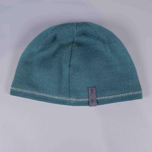 Baksidan av grönblå stickad mössa med Marmot-logga på etikett