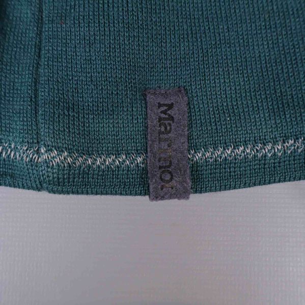 Detaljbild på Marmot-logga i tyg fastsydd på kanten