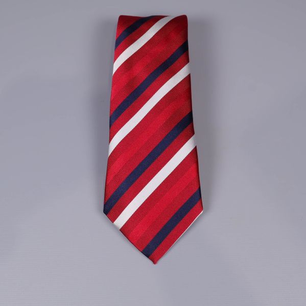 Randig röd slips fotad framifrån