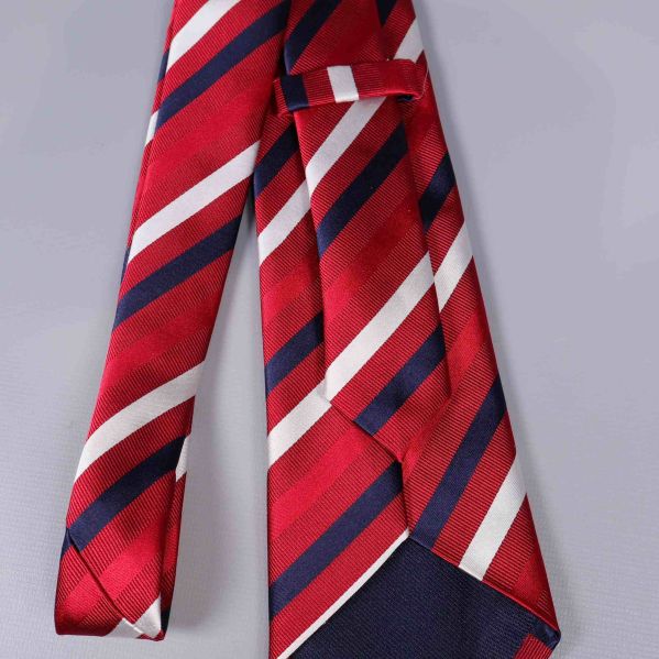 Närbild av slipsens baksida och tyg