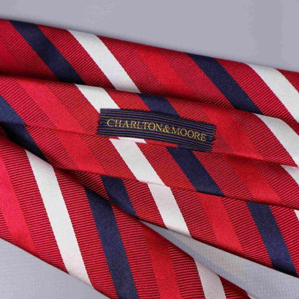 Charlton & Moore-logga på slipsens baksida