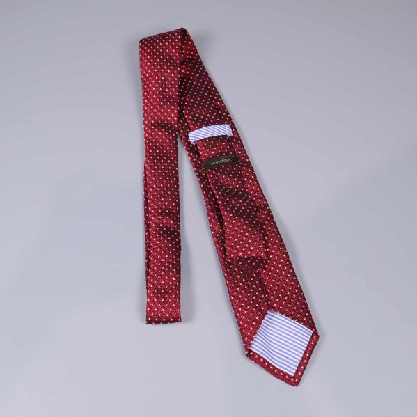 Baksidan av slipsen med blåvitt innerfoder synligt