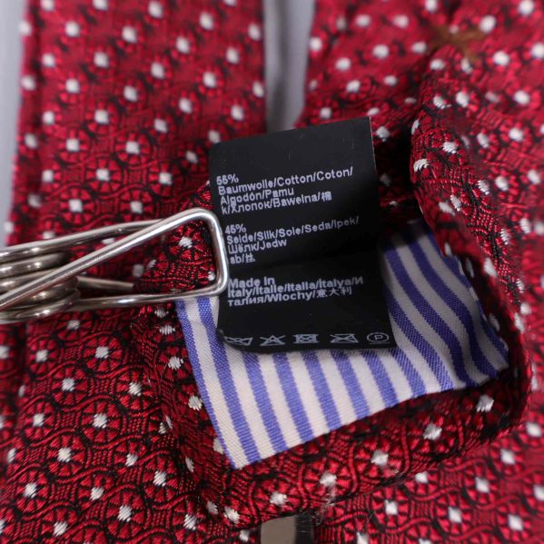 Materiallapp på insidan av slipsen visar bomull och siden