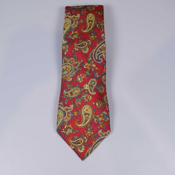 Slips med rikligt paisleymönster fotad framifrån