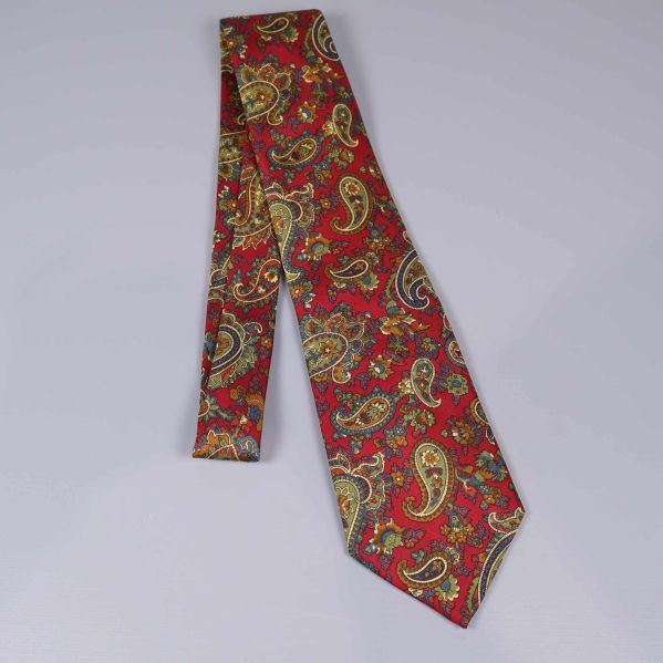 Slips med paisleymönster lagd i vinkel