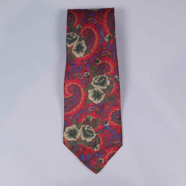 Framsidan av slips med rött paisleymönster och gröna blommor